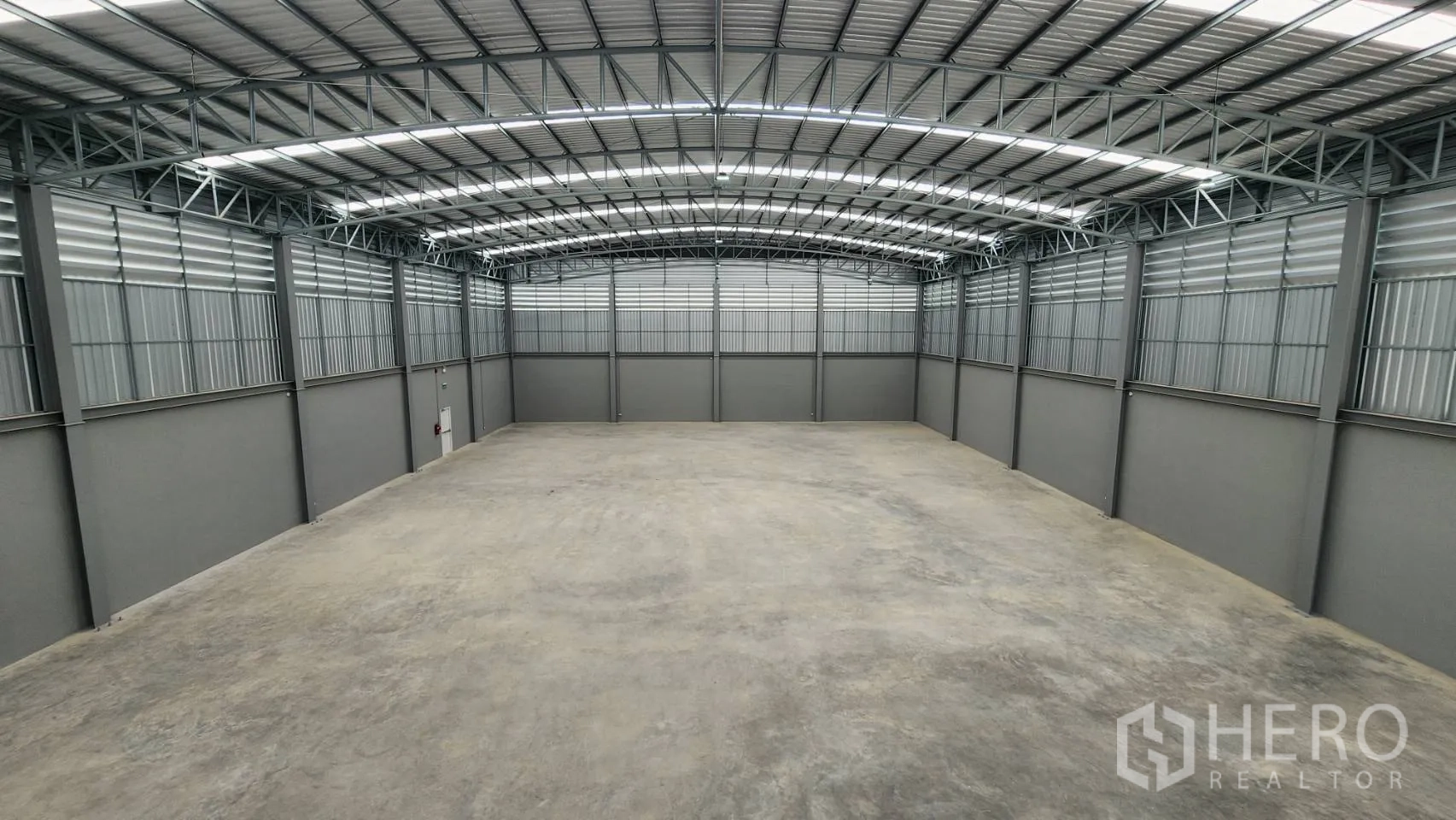 Factory for rent or sale in Bang Bo, Samut Prakan - Panoramic view of the empty factory floor showing skylights and column‑free space for flexible layouts.