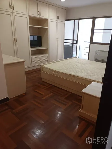 คอนโด ให้เช่าในDin Daeng, Bangkok - ห้องนอนใหญ่ ตู้บิลท์อิน เตียงควีน และทางออกสู่ระเบียง