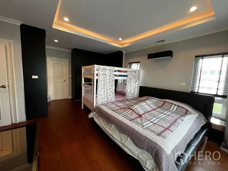 บ้าน ให้เช่าในPrawet, Bangkok - ห้องนอนครอบครัวมีเตียงคู่ เตียงสองชั้น และฝ้าหลุมซ่อนไฟ.