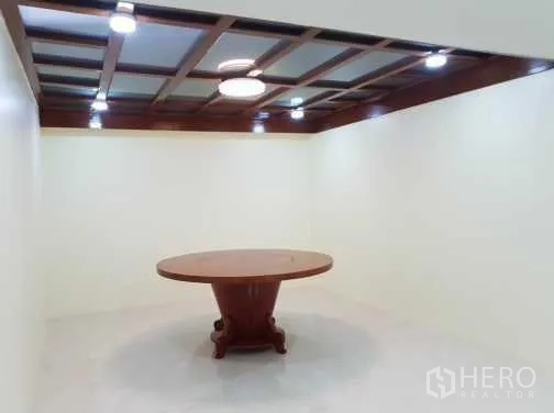 Townhouse for rent in Khlong Toei, Bangkok - Expansive bedroom with bay windows, air conditioner, bed and work desk.