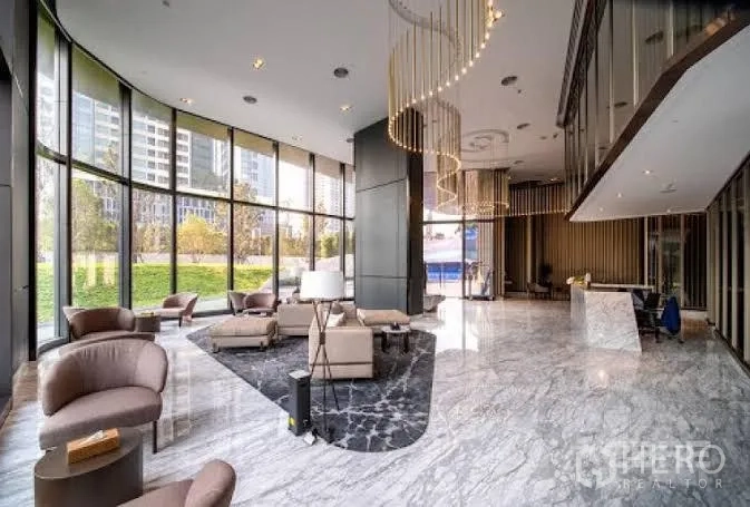 คอนโด ให้เช่าในHuai Khwang, Bangkok - ล็อบบี้หินอ่อนกว้างพร้อมโซฟานั่ง พื้นที่กระจกสูงและโคมไฟดีไซน์