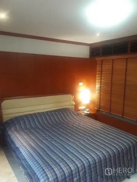 คอนโด ให้เช่าในWatthana, Bangkok - ห้องนอนตกแต่งไม้ มีมู่ลี่ หัวเตียงบุ และโคมไฟข้างเตียง