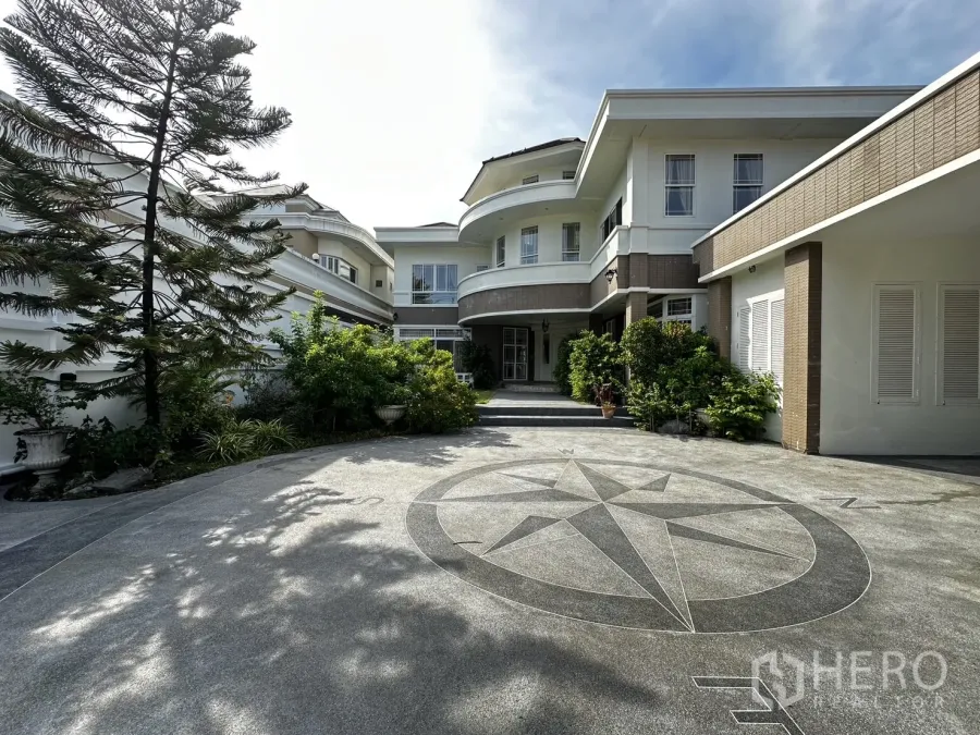 独立式住宅 出租在Chatuchak, Bangkok - 豪华独栋别墅外观，带罗盘图案车道与绿化庭院