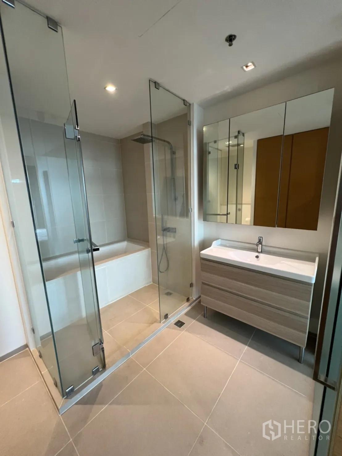 คอนโด ให้เช่าหรือขายในKhlong San, Bangkok - ห้องน้ำทันสมัย พร้อมห้องอาบน้ำกระจก อ่างอาบน้ำ และตู้กระจกพร้อมอ่างล้างหน้า