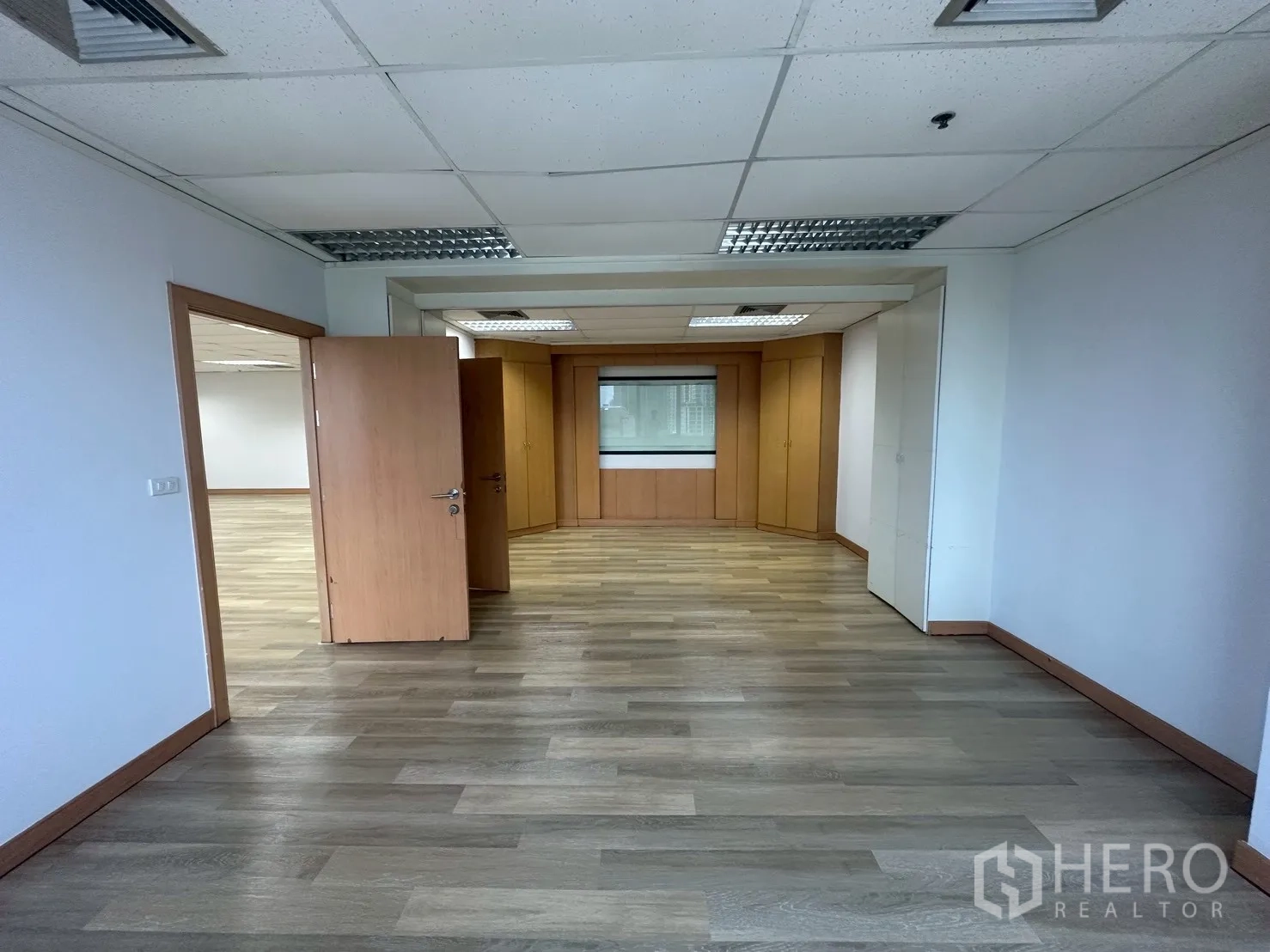 สำนักงาน ให้เช่า - ห้องผู้จัดการพร้อมตู้บิลท์อินและหน้าต่าง พื้นไม้ โทนเรียบ