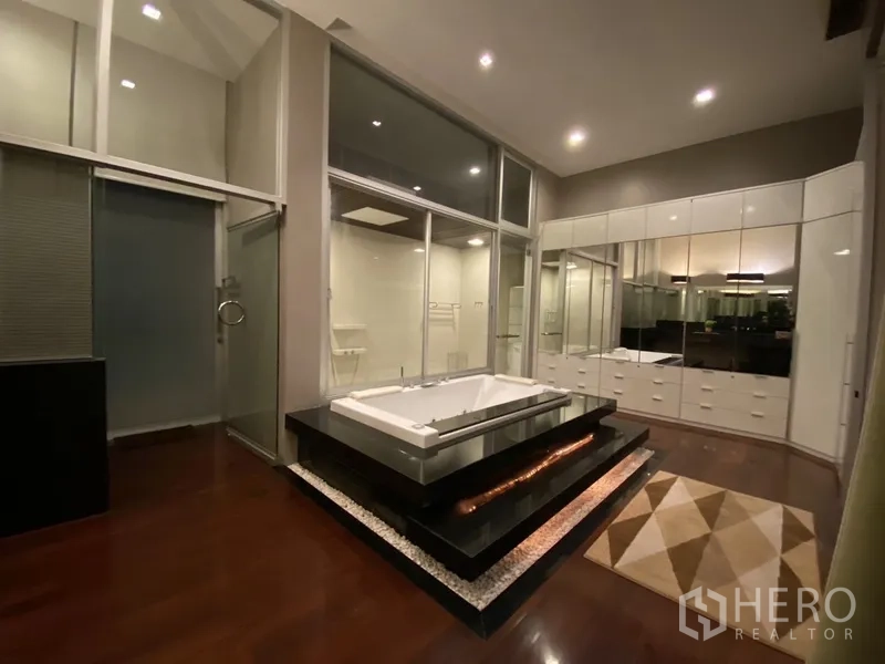 ทาวน์เฮาส์ ให้เช่าหรือขายในChatuchak, Bangkok - ห้องน้ำหรูพร้อมอ่างอาบน้ำยกระดับ พื้นไม้ และผนังกระจก