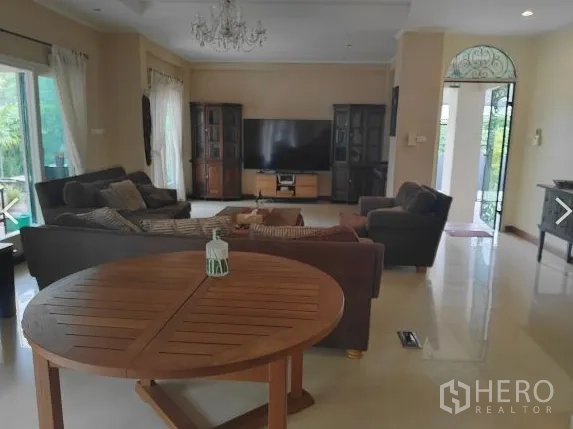 Detached House for rent in Huai Khwang, Bangkok - Ground-floor sitting room with multiple sofas and sliding doors