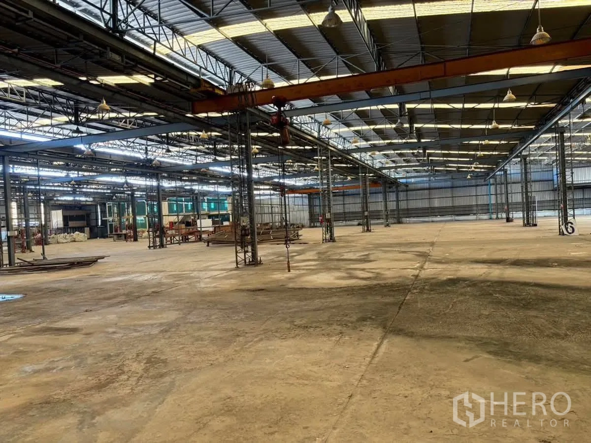 โรงงาน for rent or sale in Bang Sao Thong, Samut Prakan - พื้นโกดังขนาดกว้างพร้อมรางเครนและเพดานสูงทั่วอาคาร.