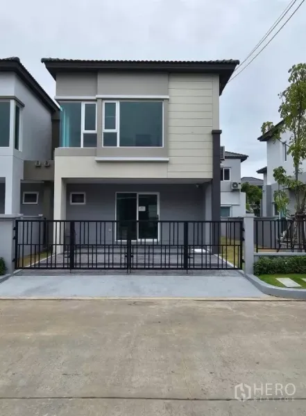 Detached House for rent in Bang Phli, Samut Prakan - Modern two-storey detached house facade with gated driveway and covered parking.