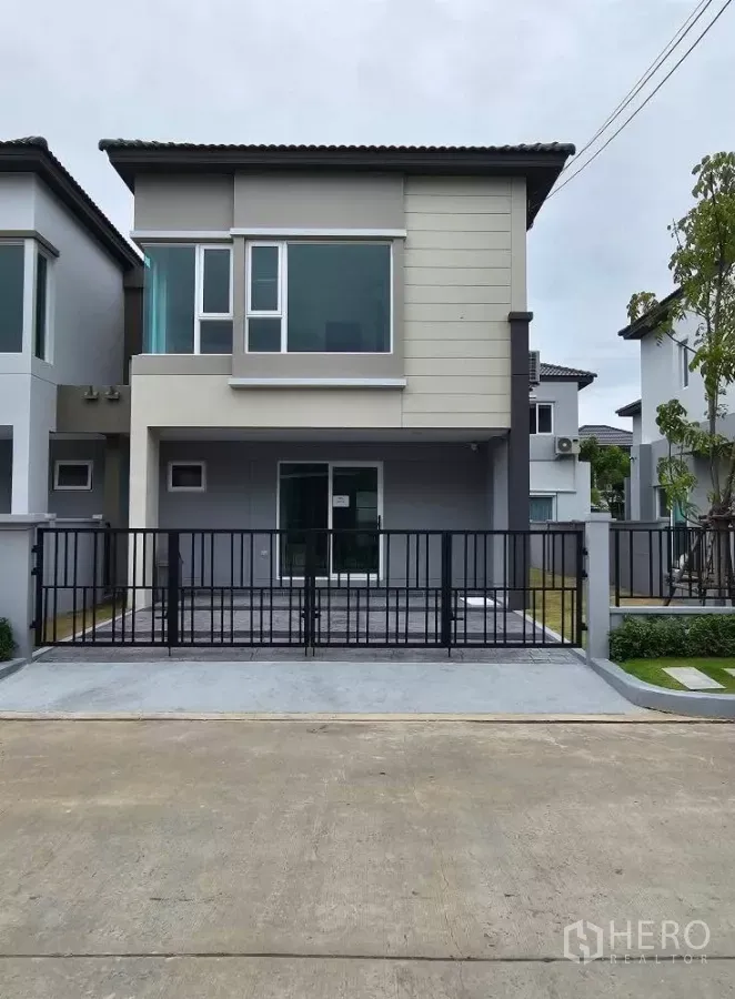 Detached House for rent in Bang Phli, Samut Prakan - Modern two-storey detached house facade with gated driveway and covered parking.