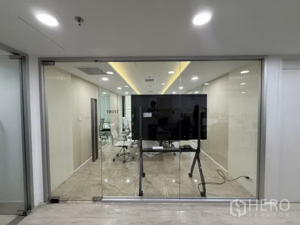 办公空间 出租在Din Daeng, Bangkok - 玻璃墙董事会议室，白色行政椅与大型演示屏，走廊现代雅致。