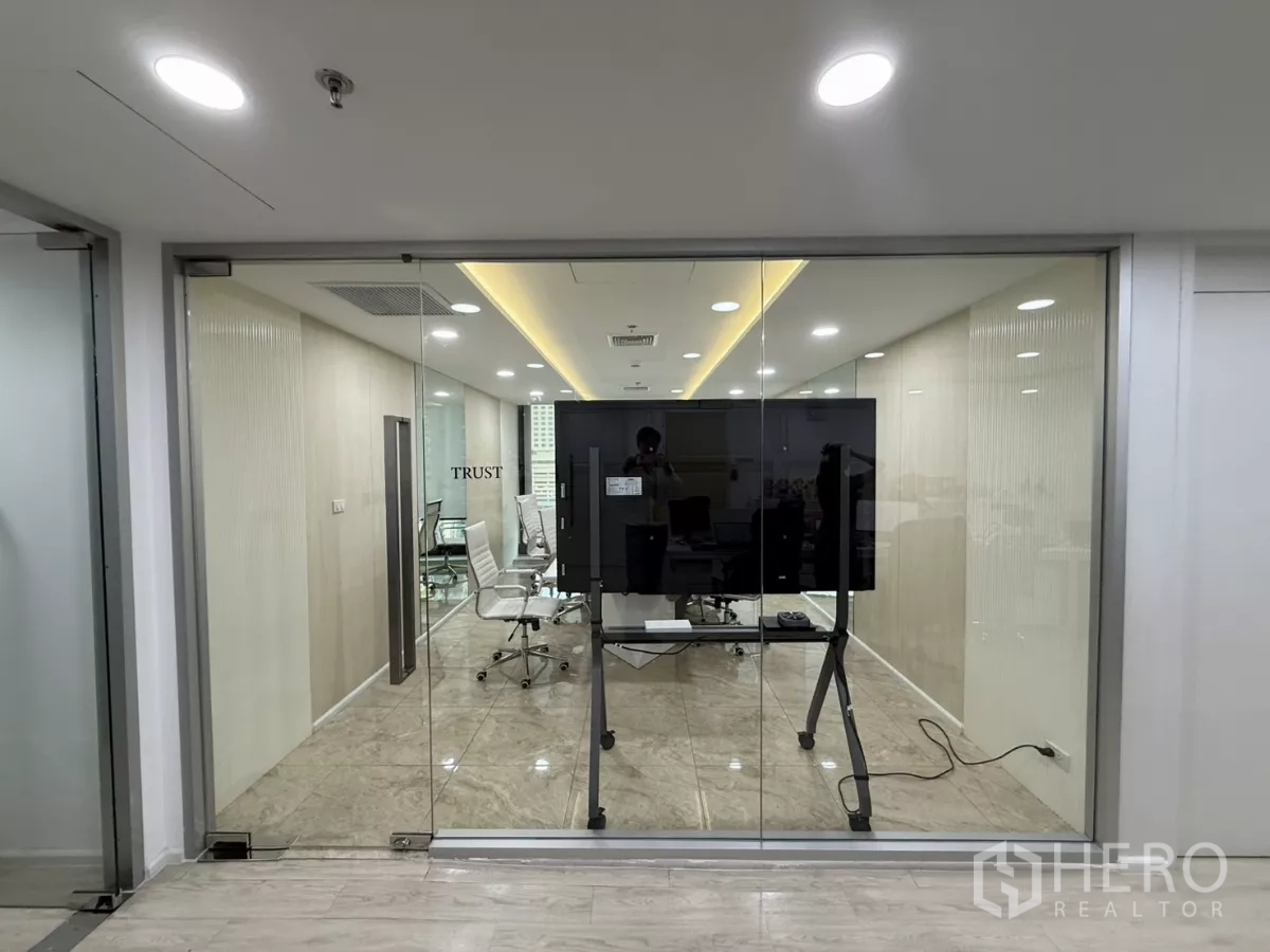 办公空间 出租在Din Daeng, Bangkok - 玻璃墙董事会议室，白色行政椅与大型演示屏，走廊现代雅致。