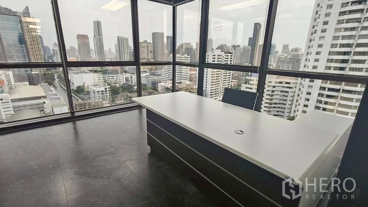 ออฟฟิศ for rent in Ratchathewi, Bangkok - โถงทางเดินสู่ห้องผู้บริหารกระจกพร้อมวิวเมือง.