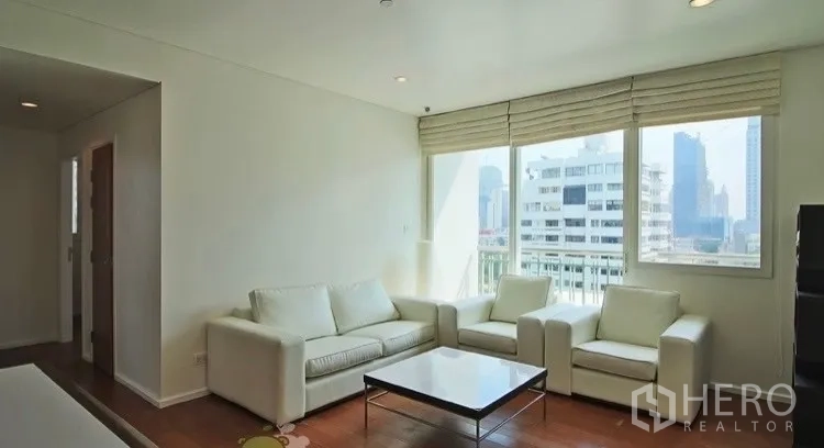 คอนโด ให้เช่าในWatthana, Bangkok - ห้องนั่งเล่นมุมหน้าต่างวิวเมือง พร้อมชุดโซฟาสีขาวและแสงธรรมชาติ