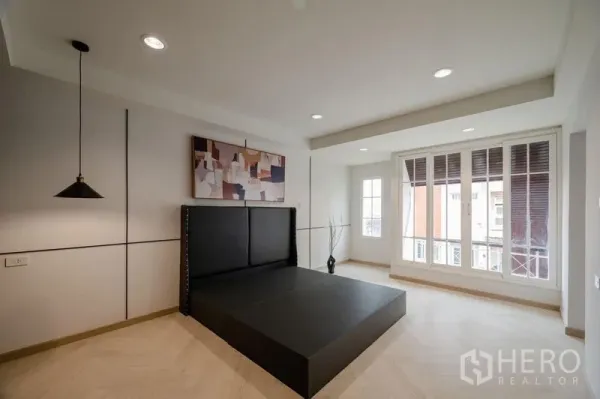 ทาวน์เฮาส์ ขาย - ห้องนอนสไตล์โมเดิร์น หน้าต่างใหญ่ โคมแขวน และเตียงแพลตฟอร์มสีดำ