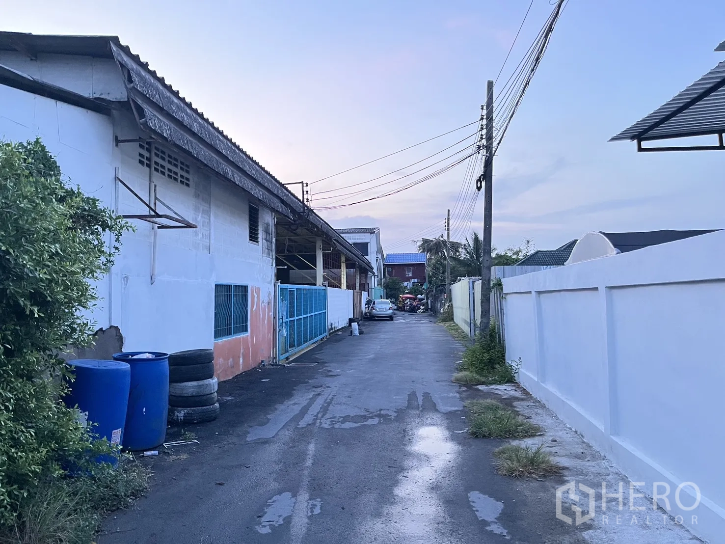 仓库 for rent in Chatuchak, Bangkok - 仓库外侧的小巷通道，旁有围墙与电线杆。