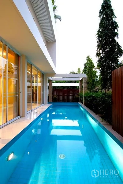บ้าน ให้เช่าในWatthana, Bangkok - สระว่ายน้ำยาวทรงแคบ มีรั้วบังสายตาและต้นไม้
