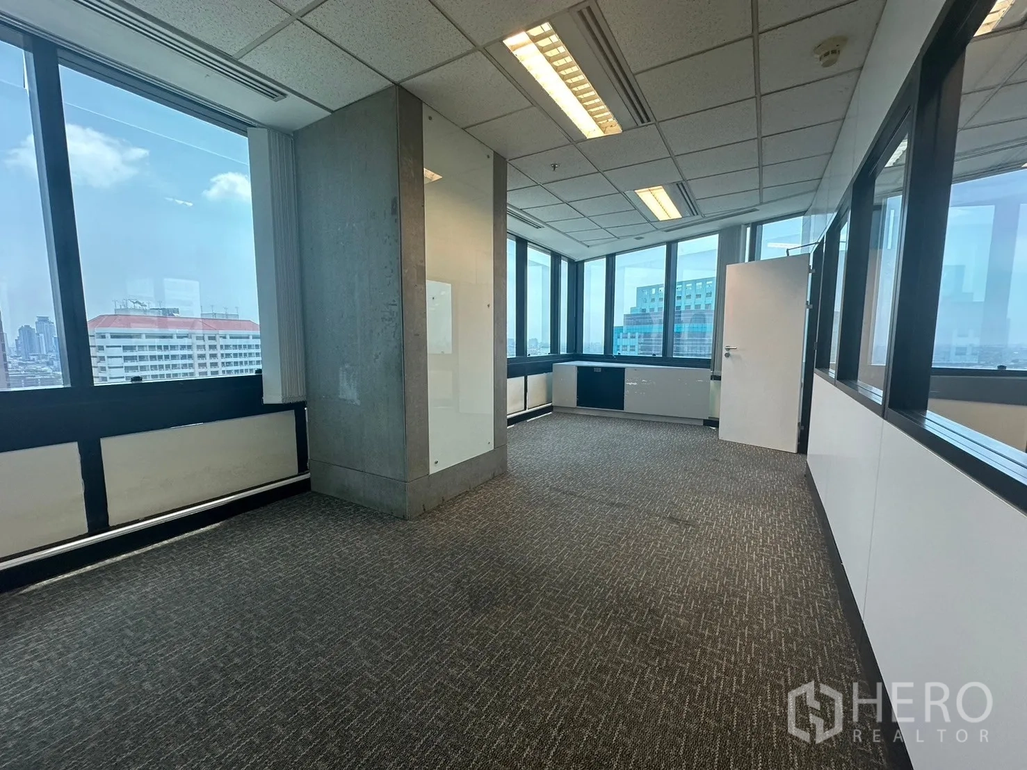 สำนักงาน ให้เช่าในKhlong Toei, Bangkok - ห้องมุมพร้อมหน้าต่างบานใหญ่ มองเห็นทิวทัศน์สกายไลน์