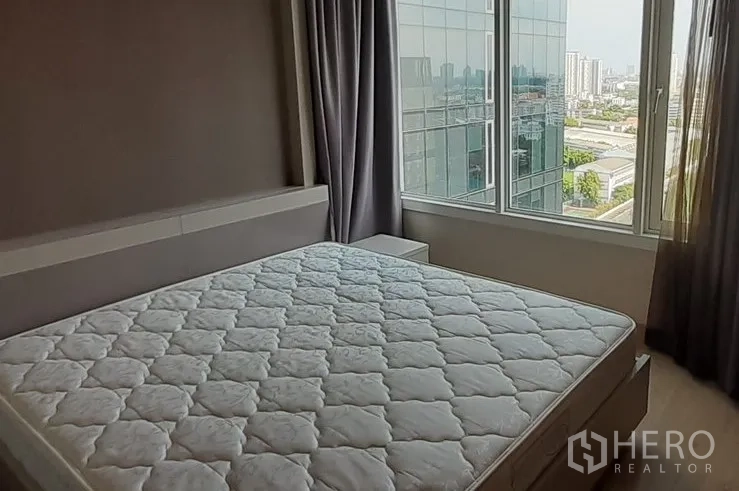 คอนโด ให้เช่าในKhlong Toei, Bangkok - ห้องนอนพร้อมหน้าต่างบานใหญ่ เตียงควีน และวิวสกายไลน์เมือง