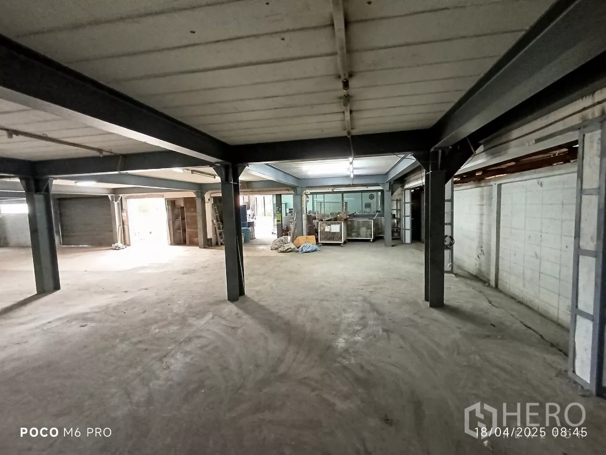 工厂 出租或出售在Bang Khun Thian, Bangkok - 一层生产空间开阔，钢柱支撑与水泥地面。
