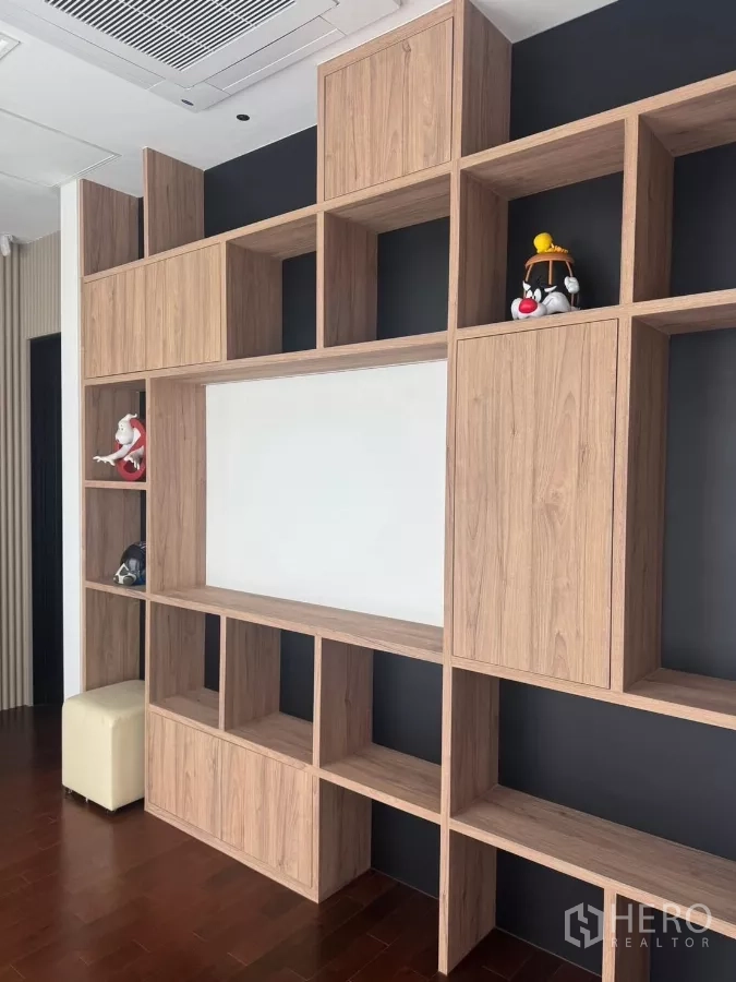 บ้าน ให้เช่าในLat Krabang, Bangkok - ชั้นวางไม้บิลท์อินสำหรับโชว์และเก็บของตลอดผนัง