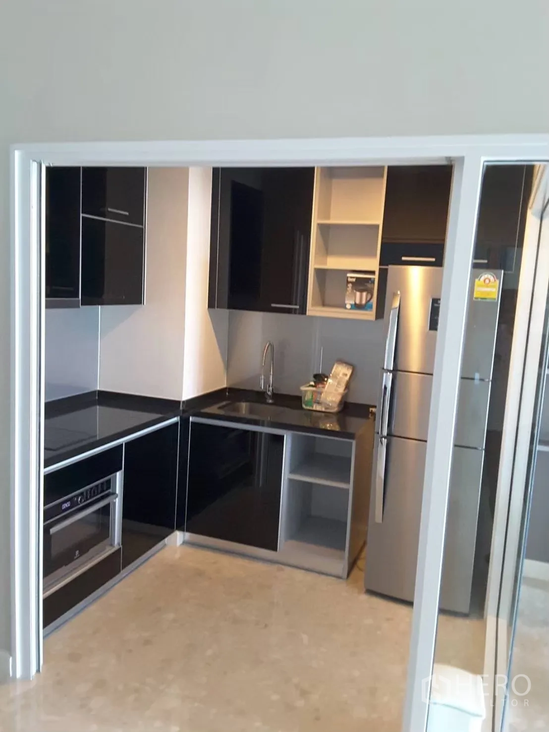 คอนโด ให้เช่าในKhlong Toei, Bangkok - ครัวรูปตัวแอล โทนดำ พร้อมเตาอบบิวท์อินและตู้เย็น