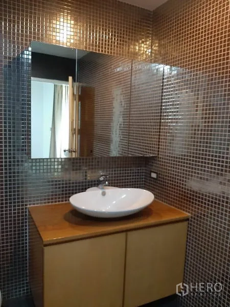 คอนโด ให้เช่าในPhaya Thai, Bangkok - เคาน์เตอร์อ่างล้างหน้าแบบวางบนตู้ไม้ ผนังกระเบื้องโมเสกสีน้ำตาล