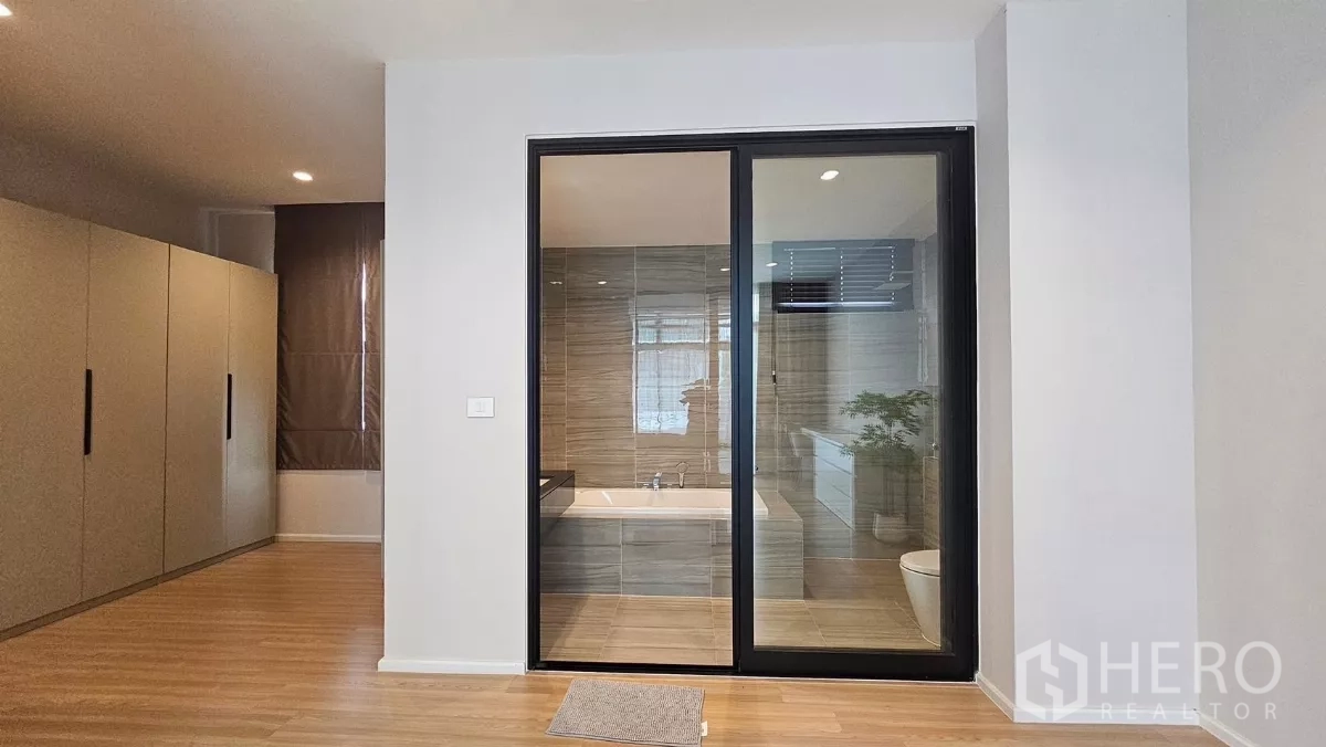 ทาวน์เฮาส์ ให้เช่าในSaphan Sung, Bangkok - ประตูบานเลื่อนกระจกเปิดสู่ห้องน้ำในตัวพร้อมอ่างอาบน้ำ