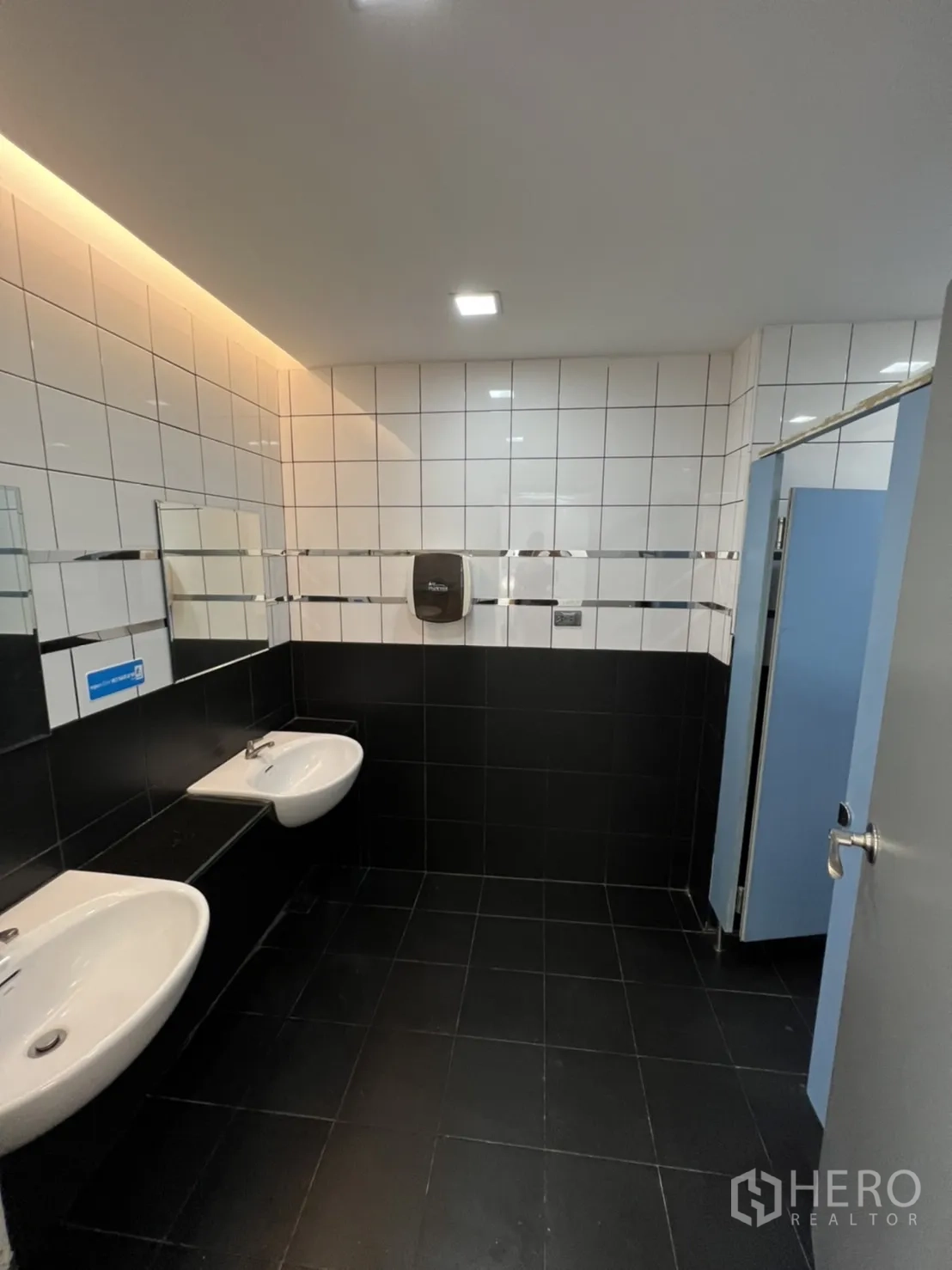 พื้นที่ขายปลีก ให้เช่าในSathon, Bangkok - ห้องน้ำสว่างพร้อมอ่างล้างหน้าคู่และผนังกระเบื้อง