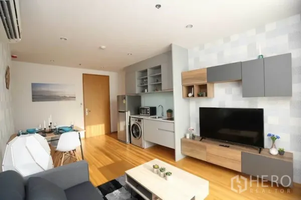 คอนโด ให้เช่าหรือขายในBang Rak, Bangkok - พื้นที่นั่งเล่นเปิดโล่ง ชุดตู้ทีวี ครัวขนาดกะทัดรัด และโต๊ะอาหาร รับแสงธรรมชาติ