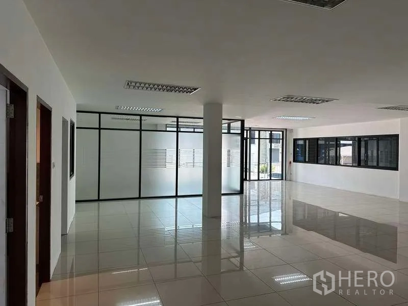 โรงงาน ให้เช่าหรือขายในBang Phli, Samut Prakan - สำนักงานโล่งปูกระเบื้อง กั้นห้องด้วยกระจก และไฟฟลูออเรสเซนต์
