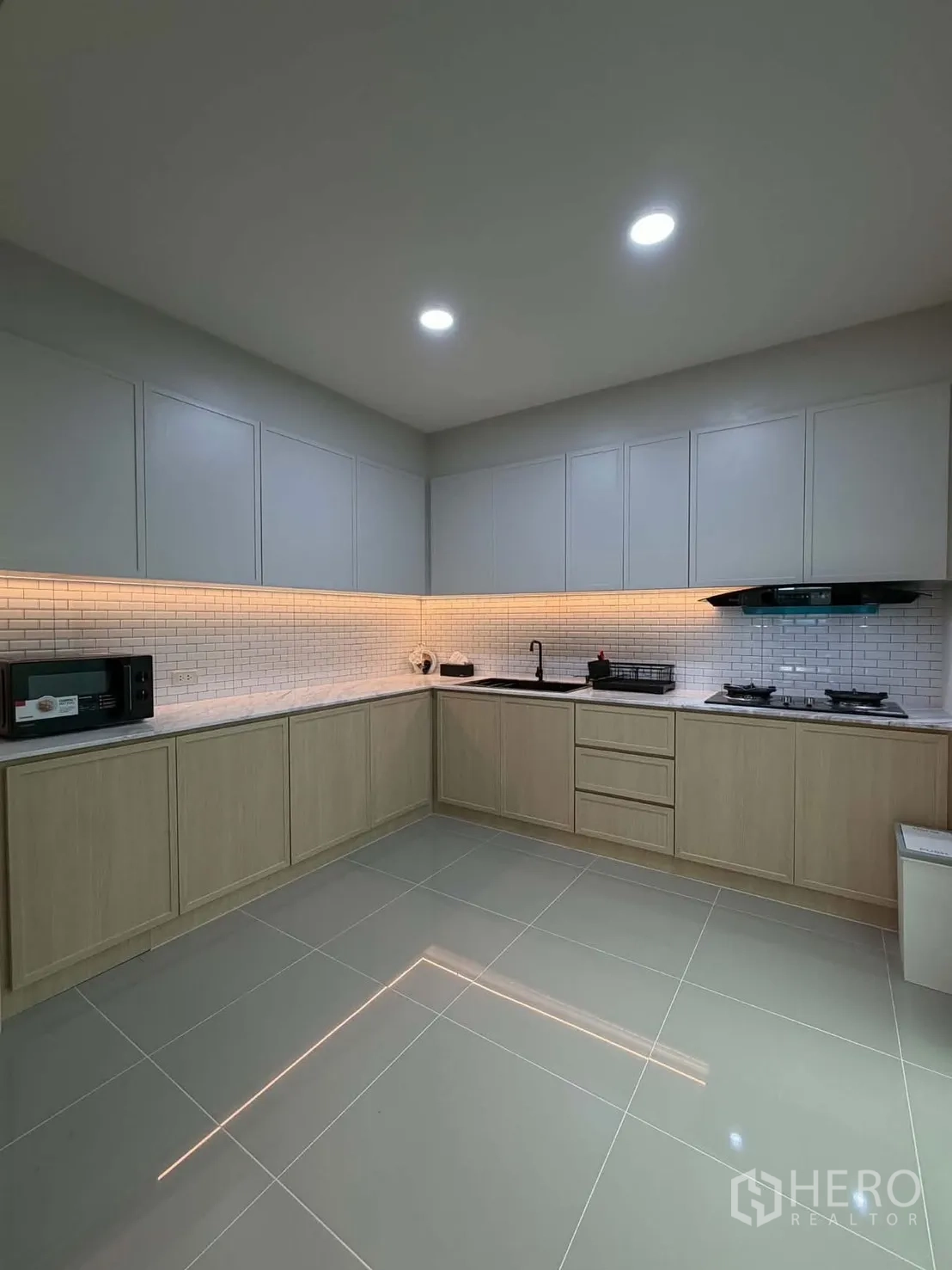 联排别墅 for rent in Bang Phli, Samut Prakan - 宽敞厨房，吊柜、地铁砖挡板与橱柜下照明。