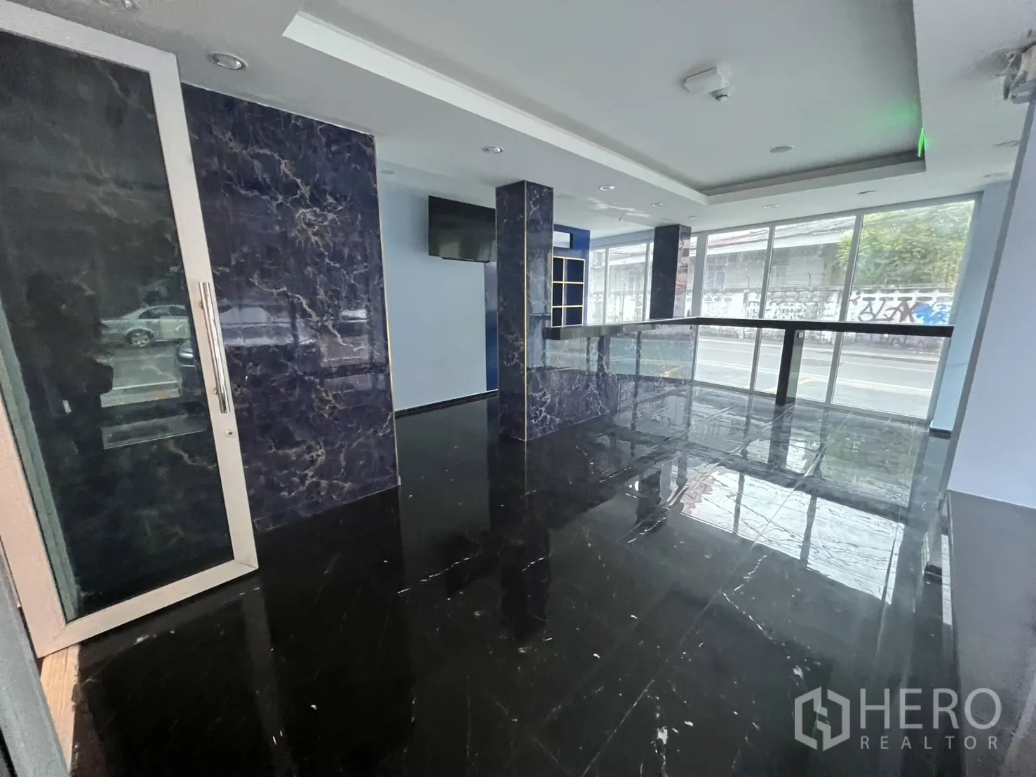 零售空间 出租在Khlong Toei, Bangkok - 店铺明亮转角，三面落地窗与抛光石材饰面。