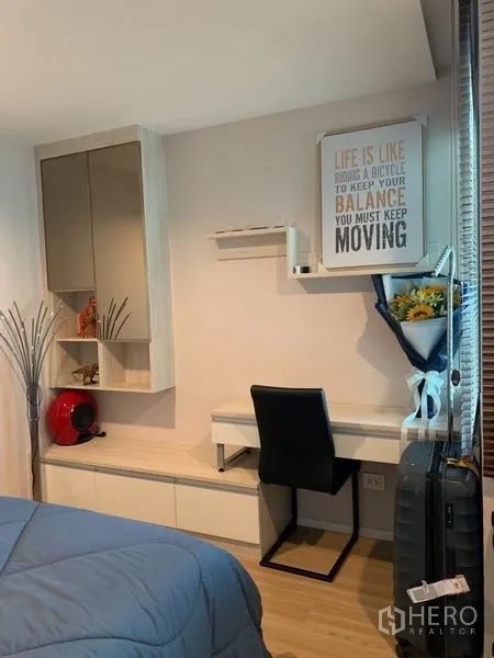 ทาวน์เฮาส์ ให้เช่าในSuan Luang, Bangkok - มุมห้องนอนพร้อมโต๊ะทำงาน ชั้นวางลอย และตู้เก็บของบิวท์อิน