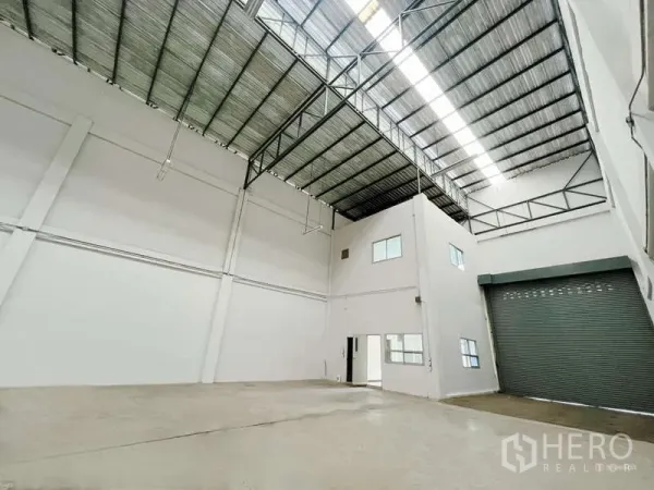 โรงงาน ให้เช่าในMueang Samut Sakhon, Samut Sakhon - ภายในโรงงานเพดานสูง โครงหลังคาเหล็กมีช่องแสง พร้อมประตูม้วนและออฟฟิศในตัว