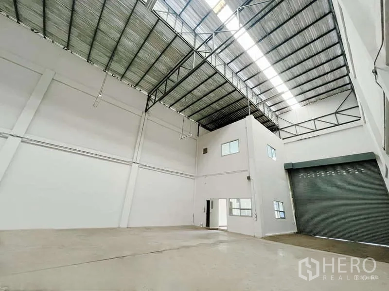 โรงงาน ให้เช่าในMueang Samut Sakhon, Samut Sakhon - ภายในโรงงานเพดานสูง โครงหลังคาเหล็กมีช่องแสง พร้อมประตูม้วนและออฟฟิศในตัว