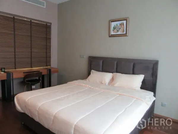 公寓 出租或出售在Watthana, Bangkok - 主卧设大床、窗边书桌与木质百叶窗。