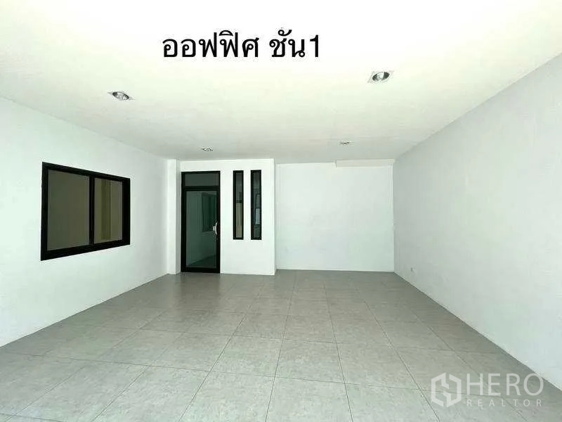 工厂 出租或出售在Mueang Samut Sakhon, Samut Sakhon - 一楼办公室，瓷砖地面，设窗户与玻璃门。