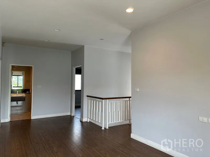 บ้าน ให้เช่าในLam Luk Ka, Pathum Thani - โถงพักผ่อนชั้นบน พื้นไม้ เชื่อมต่อห้องนอนและห้องน้ำ