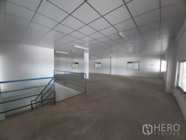 คลังสินค้า ให้เช่าในBang Bo, Samut Prakan - ชั้นลอยสำนักงานเห็นโถงและบันไดทางขึ้น พร้อมช่องแสงรอบด้าน