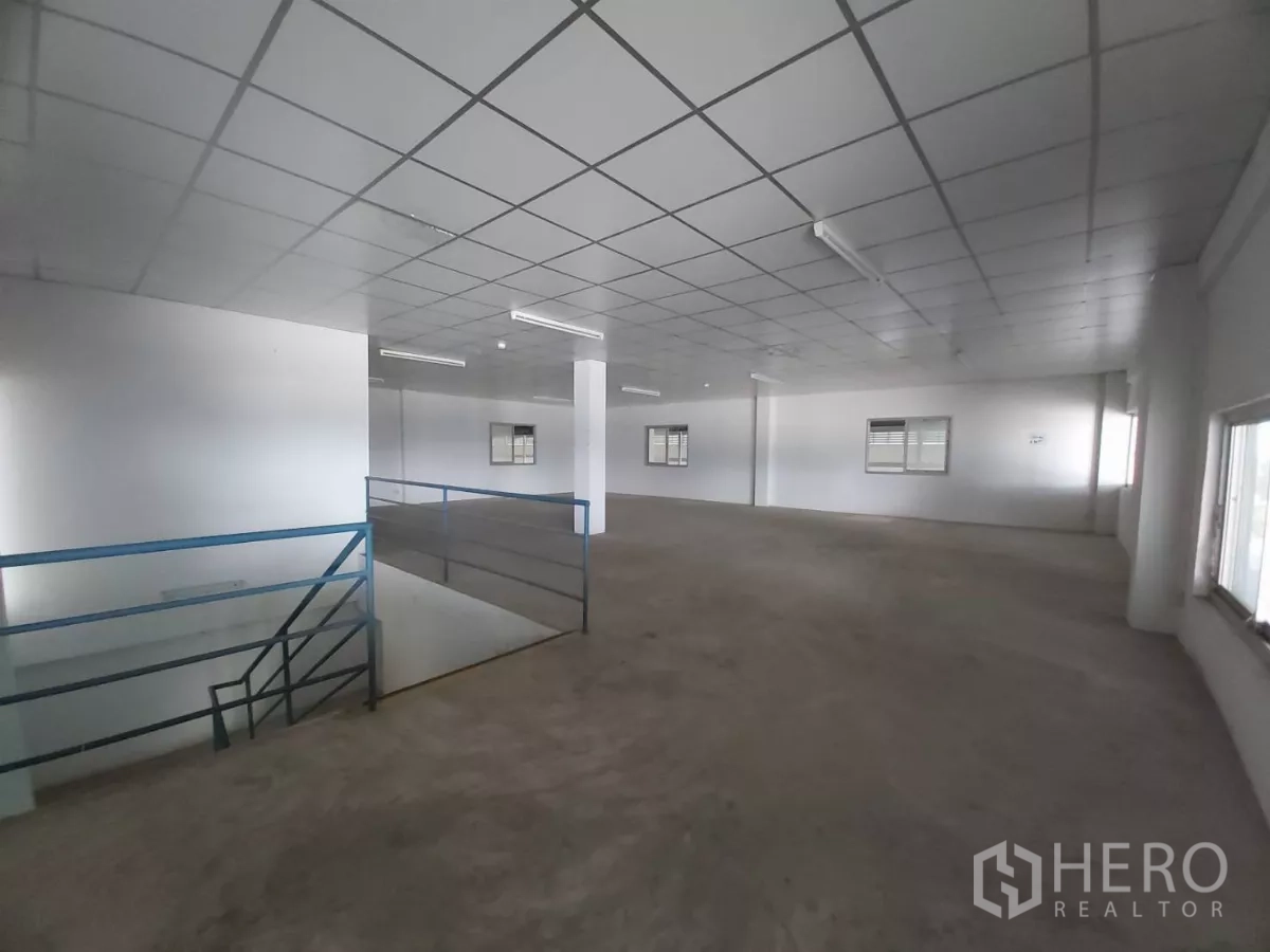 คลังสินค้า ให้เช่าในBang Bo, Samut Prakan - ชั้นลอยสำนักงานเห็นโถงและบันไดทางขึ้น พร้อมช่องแสงรอบด้าน