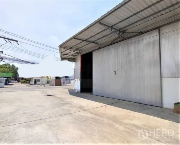 คลังสินค้า ให้เช่าในPathum Thani - ด้านหน้าโกดัง ประตูเลื่อนโลหะพร้อมกันสาด ทางรถบรรทุกเข้าออกสะดวก