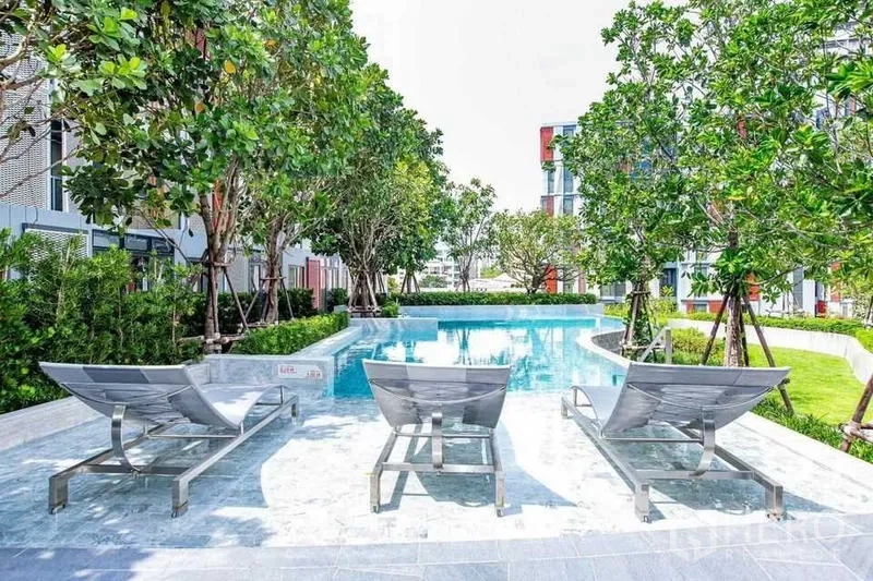 คอนโด ให้เช่าในWatthana, Bangkok - สระว่ายน้ำสไตล์รีสอร์ตพร้อมเตียงอาบแดด รายล้อมด้วยต้นไม้เขียวชอุ่ม