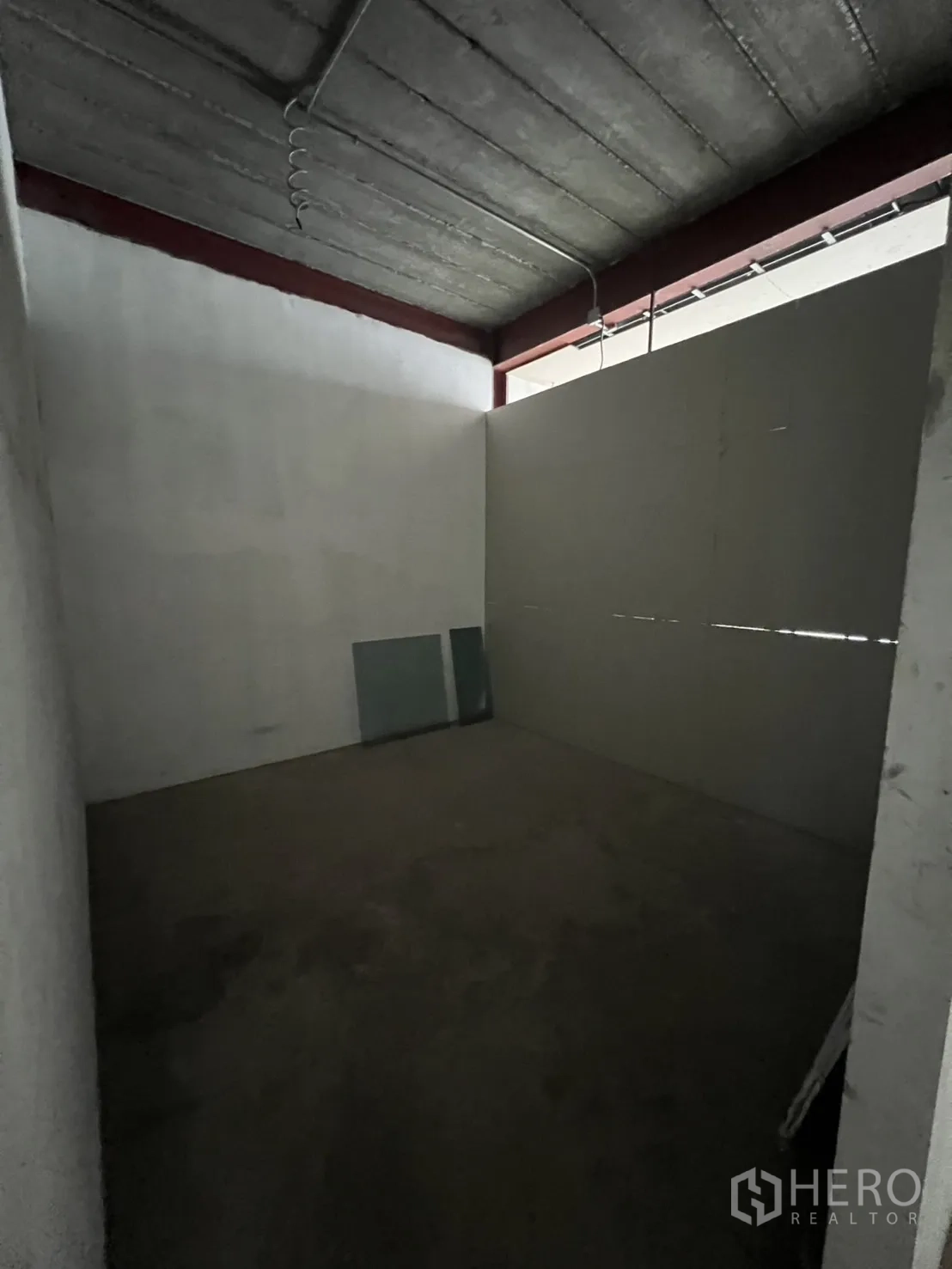 พื้นที่ขายปลีก ให้เช่าในWatthana, Bangkok - มุมที่นั่งยกพื้นใกล้หน้าต่างสว่าง