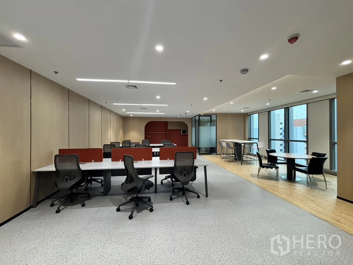 Office Space for rent in Huai Khwang, Bangkok - Spacious workspace combining open desks, breakout tables and full-height glazing.