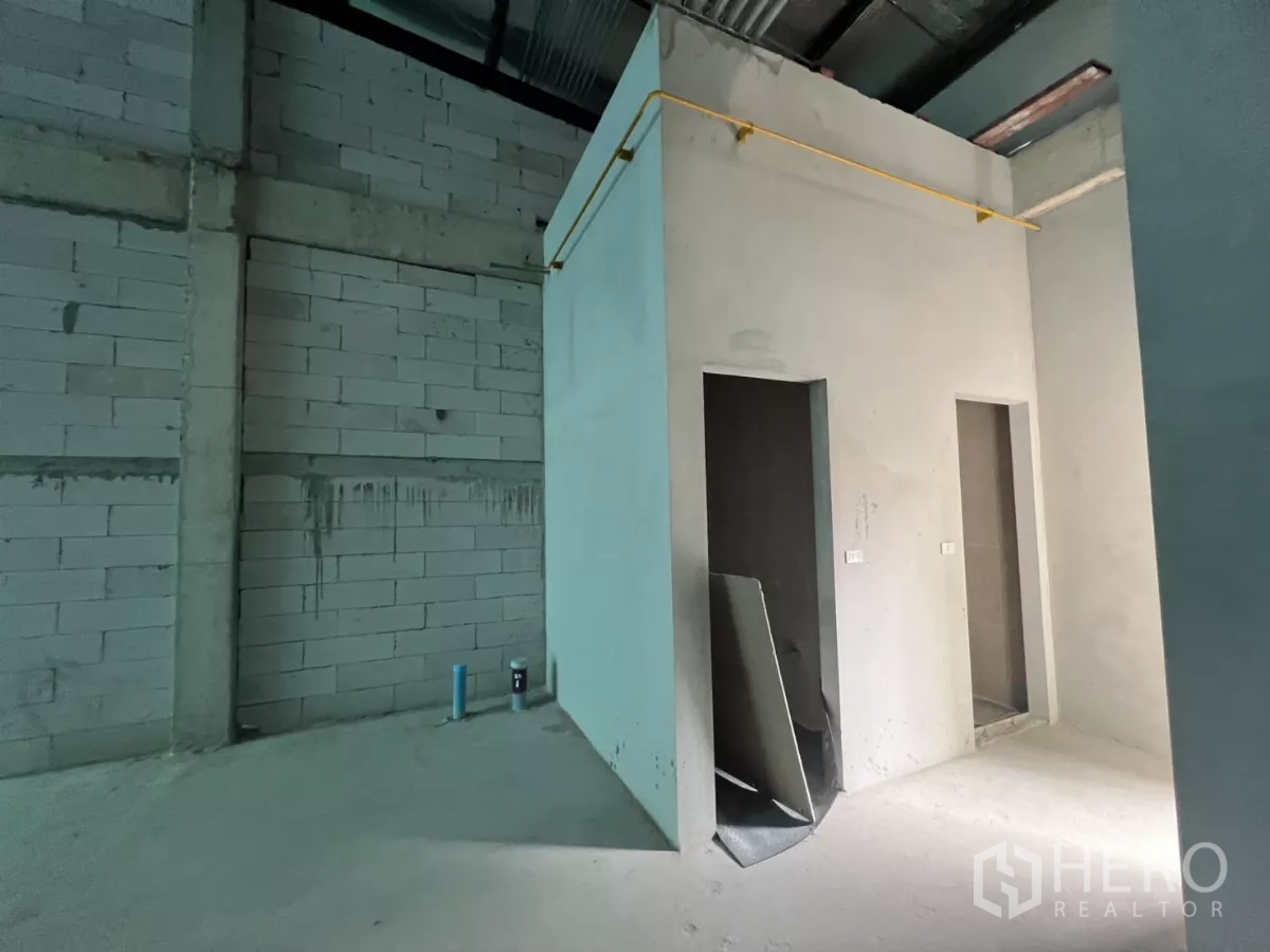 零售空间 出租在Khlong Toei, Bangkok - 已建卫生间核心，管线预留，待精装