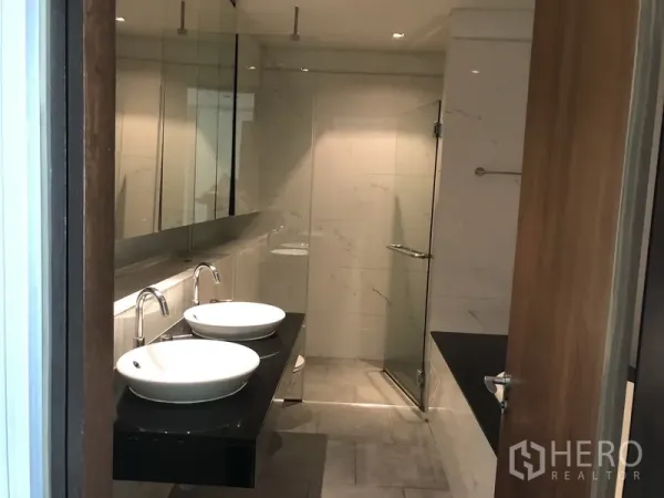 คอนโด ให้เช่าในKhlong Toei, Bangkok - ห้องน้ำสมัยใหม่ อ่างล้างหน้าคู่ กระจกบานใหญ่ และตู้ฝักบัวกระจก