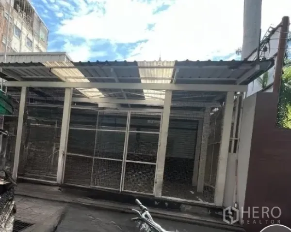 零售空间 出租在Khlong Toei, Bangkok - 带顶棚的店面与栅栏入口，适合40平米零售空间，靠近BTS Nana站。