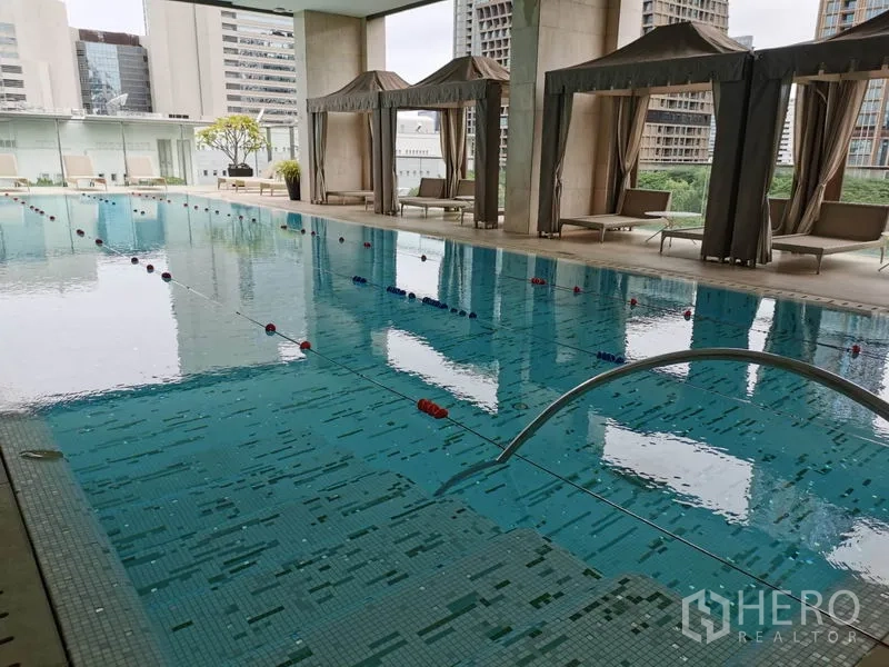 คอนโด ให้เช่าในPathum Wan, Bangkok - สระว่ายน้ำแบบมีหลังคาพร้อมคาบาน่าและเตียงอาบแดด