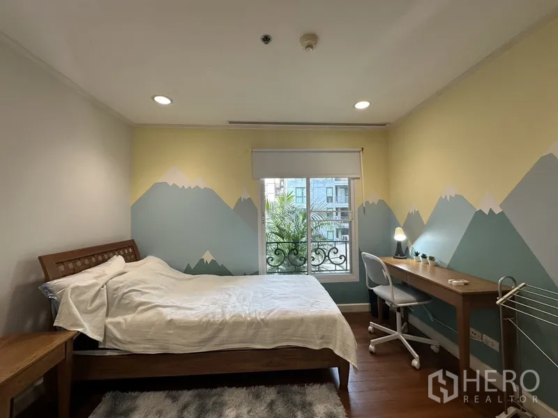 公寓 出租 - 次卧配书桌与窗边光线，山峰图案特色墙